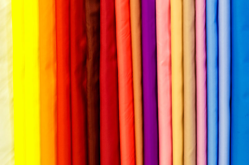 tessuti-colorati-utilizzati-per-produrre-divise-da-lavoro